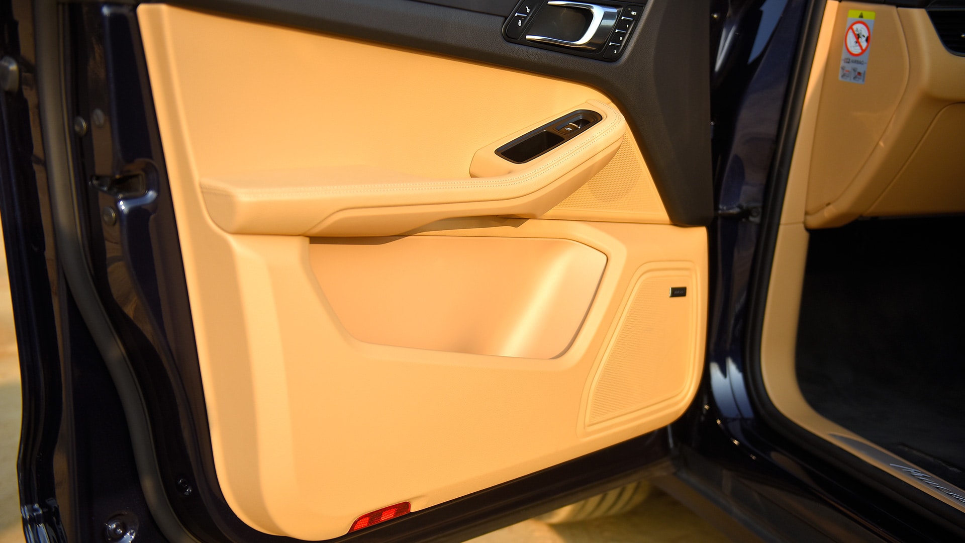 Porsche Macan 2016 R4 Interior